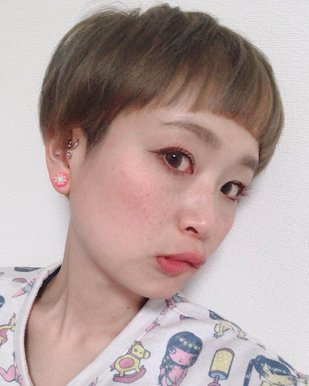 ロシアン佐藤のインスタグラム：「髪色変えました！！ アッシュグリーンとオレンジ！ 写真だとわかりにくいw 途中でど金パになったので築地にヤンキー来たみたいなりました←  美容院は、いつもの #シュヴー  #cheveux  間宮さん👵❤️いつもありがとうございますます❤ #ロシアン佐藤 #美容院 #ヘアカラー #マッシュボブ #ハイトーンカラー #ハイトーンマッシュ」