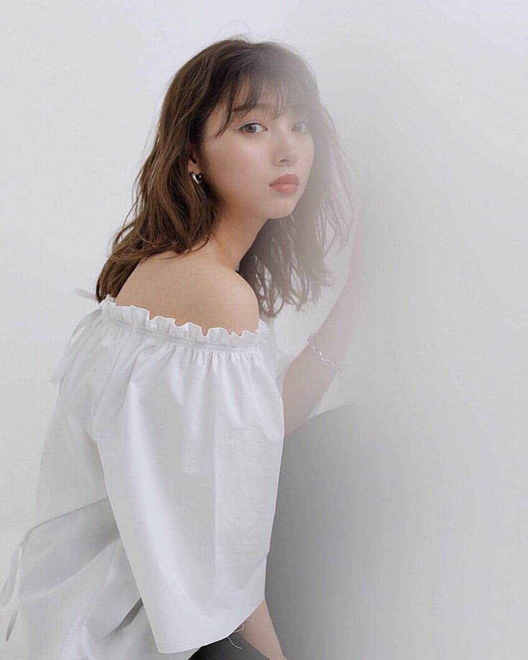 のインスタグラム：「この写真すき❤︎❤︎ @leannofficial  オフショルはこの前の新作だよ☺️ Off-Shoulder Back Ribbon Blouse.❤︎ いまお花見にきてるよ〜🌸 . #LEANN#leannofficial#リーン」