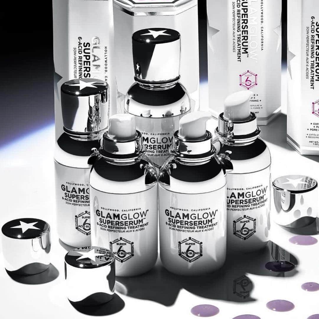 のインスタグラム：「UNE SUPER PEAU ? 😏 Découvrez le SuperSerum @glamglowfrance qui :  1 - Repulpe la peau 👌 2 - Ravive le teint ✨ 3 - Resserre les pores 💣 . Qui aimerait tester ?  #GlamGlow #SephoraFrance #SkinCare」
