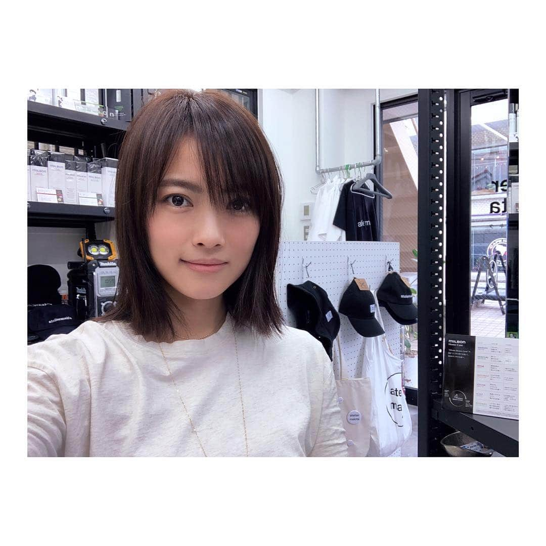 古川美有さんのインスタグラム写真 - (古川美有Instagram)「ちょいと切っちゃいました💇‍♀️ 今年に入って切ってなかったからね…つい。  いつもサラサラに仕上げてくれる @mackydesu ありがとう♡ カラーはお任せ。 マッキー独特の感性によるところ、 今回は#桜餅の葉っぱ 色だそうです🍂 たぶんアッシュ寄りの茶色ってことだと思う笑 #ateliermakita #アトリエマキタ #hairsalon #hadmyhaircut」3月29日 20時29分 - miyukogawa