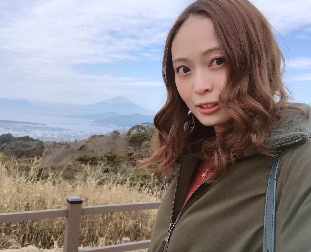 榊本麻衣さんのインスタグラム写真 - (榊本麻衣Instagram)「♡♡ . . ふっふっ富士山🗻✨ . . ちなみに初めてちゃんと富士山みた🤭💓 . いつもみても新幹線の中から これかなー？あれかなー？ って思いながら見てただけやったから🤣👌笑 . . ってか今日また寒いねぇ😭 完全に春が来るのはいつですか😂🌸？ . . #富士山 #初めてちゃんと見た #旅muse #タビジョ #tabijyo #女子旅 #女子旅行 #mai___trip #mai___travel #trip #travel #デジカメ #デジカメ女子 #国内旅行」3月29日 20時29分 - maipipii