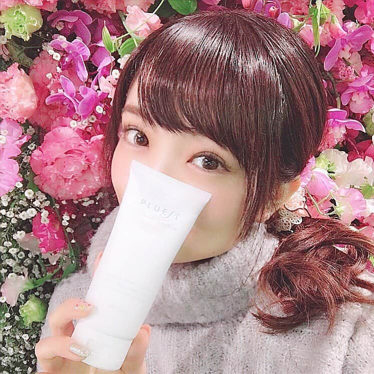 浅井麻里さんのインスタグラム写真 - (浅井麻里Instagram)「🧴🛁 . 花粉ツラくて、 鼻声だねってみんなに言われる😂（笑） 肌も、元々保湿を一番重視してるけど、 更に保湿力アップしないと 花粉も影響して荒れやすくなっちゃう時期🌷 . そんな時にみつけたコレ💓 〝保湿剤で洗う〟って、気になる！！！！ 洗顔から保湿できちゃうなんて、 まさにわたし向けだ💕って思って👍 . 肌を潤しながら毛穴の奥の汚れを浮かせて、 必要な油分や水分は取りすぎず残してくれるの✨ 洗い終わったとき、 すぐ化粧水つけなきゃ！ってなりがちだけど これは洗い上がりしっとりもちもち💓😊 . 保湿剤で洗うって新感覚⭐️ 皆さんもお試しあれ⭐️ @pluest_official . . #プルエスト#pluest#マンナンジェリーハイドロウォッシュ#洗顔料#乾燥肌対策#ドクターズコスメ#cosme#cleansing#pr#make#makeoff」3月29日 20時29分 - mari_asai_625