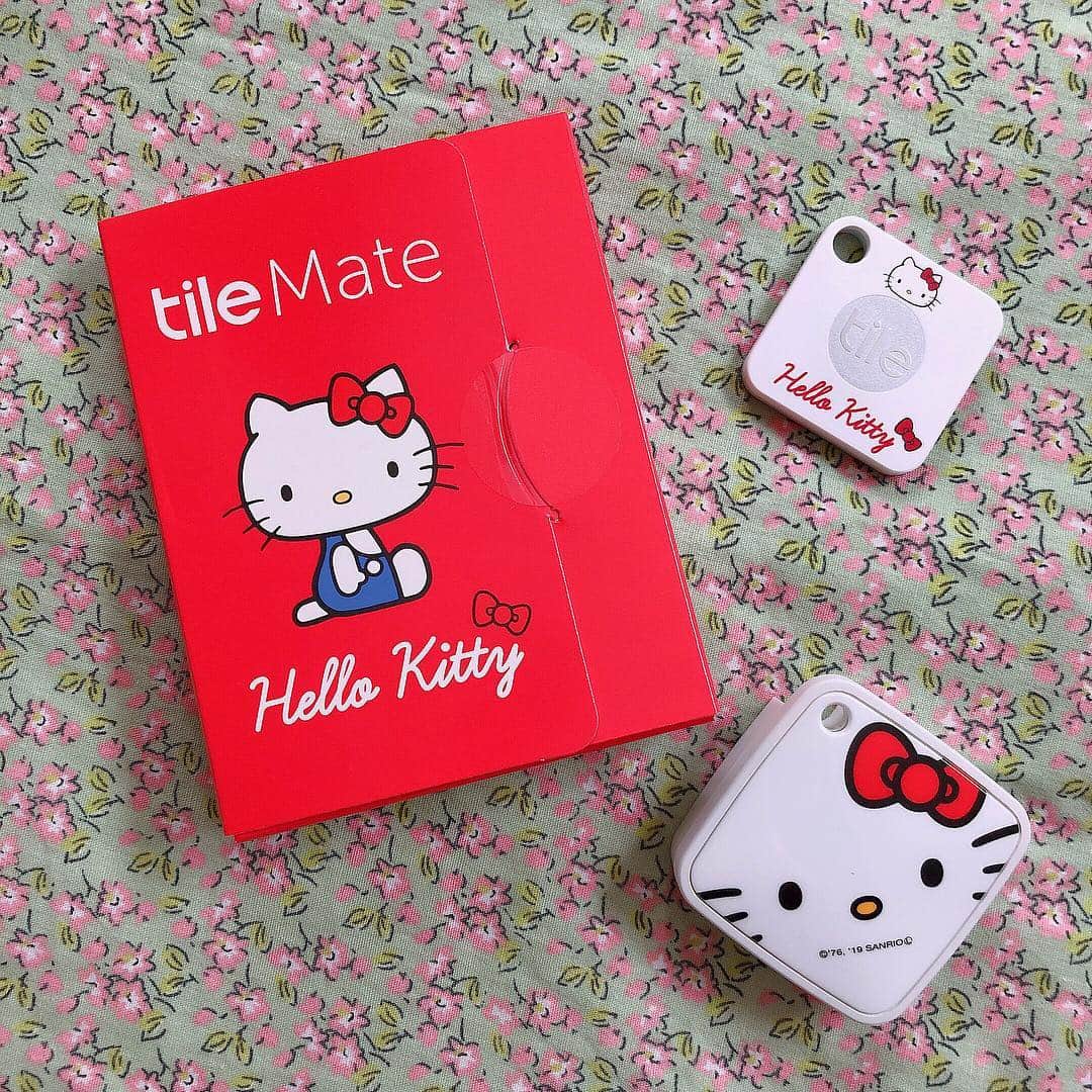のインスタグラム：「Amazon限定のハローキティコラボの、家電リモコンとTileいただきました🎀❤️ 電気を消し忘れちゃった時に外出先からでも電気消せるから超便利🎉 私は家を出るときに鍵をよく無くしてバタバタしちゃうんだけど音ですぐ探せるからその心配もなくなったよ😌  #ハローキティ#キティちゃん #スマート家電リモコン#TileMate#タイルメイト#pr#amazone#instagood#photo#cute」
