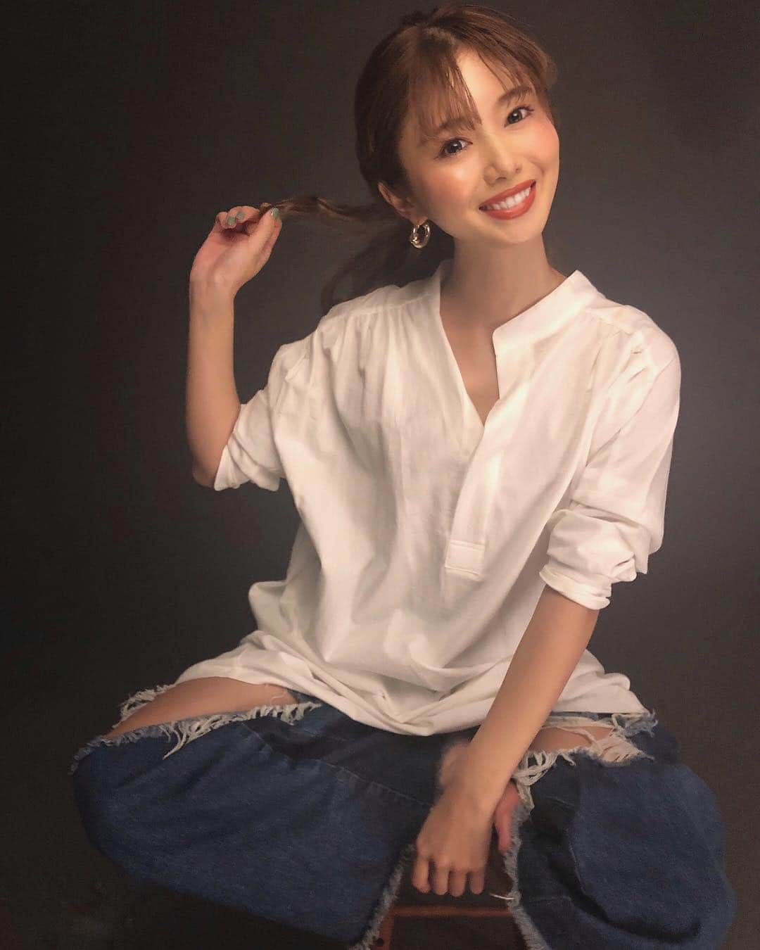 のインスタグラム：「📸💘 平成も終わるし、 水星逆行も終わるし、 こんまりさんの番組見たこともあって、 大切なものを残して断捨離しました🌸 あーすっきり！新しい季節😋 . . . #new#spring#shooting#love#etre#denim#konmari#konmarimethod#デニム#白シャツ#断捨離」