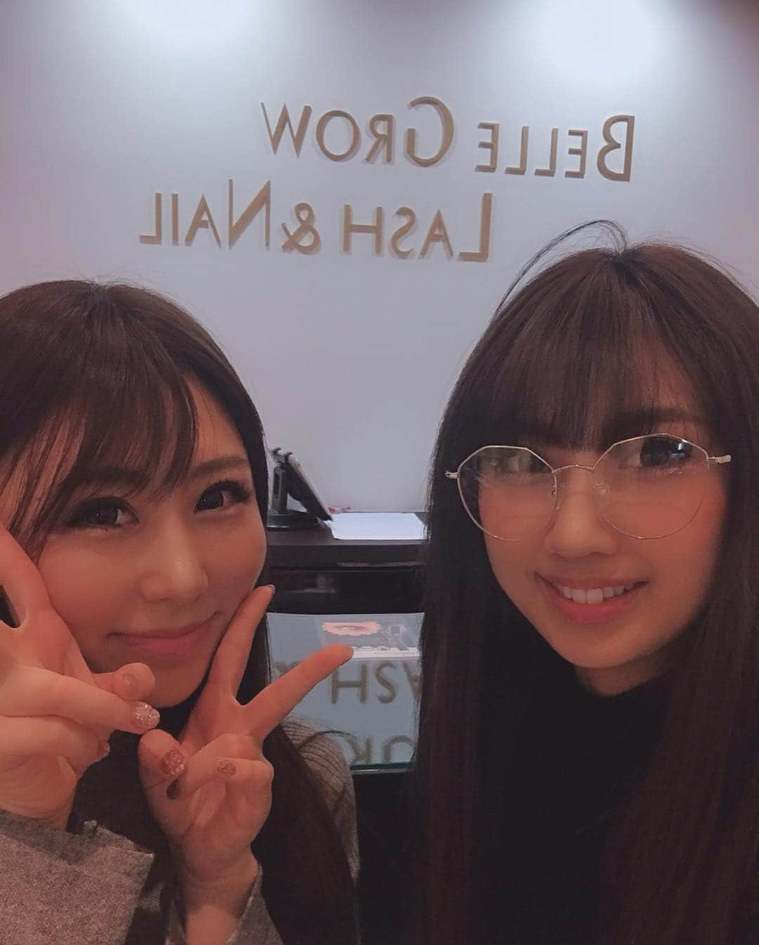 YUMIKAさんのインスタグラム写真 - (YUMIKAInstagram)「新しいデザインのランプネイル🧡 @bellegrow_lashnail のあやか姫作🌟👐🏻 光の加減で一瞬ピンクになる不思議なラメが可愛くてずっと眺めたいくらい☺️☺️ . いつも癒されるんだな〜(*´∨`*)💓 皆も是非行ってみてね😋🍫🎀 . #nail #nailsalon #bellegrow #bellegrownail #ベルグロー #ベルグローネイル #jelnail #ジェルネイル #ネイルアート #ショートネイル #ネイル #クリアネイル #ネイルデザイン #monotone #ニュアンスネイル #ランプネイル」3月29日 20時34分 - yumika_black