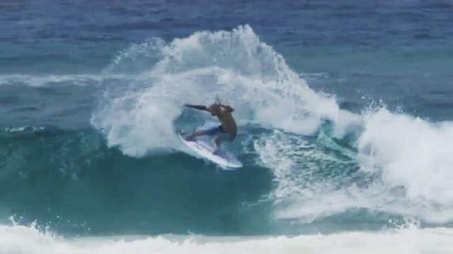 ケリー・スレーターのインスタグラム：「Some testing today with @adamrobbo1 on a new @tomo_surfboards and an old faithful @dan__mann #FRK. I’m a little rusty but starting to get in tune. Working out which board(s) for which conditions and thruster vs quad. Can you tell which waves are on which fin setup? PS...last two waves are on a thruster.」