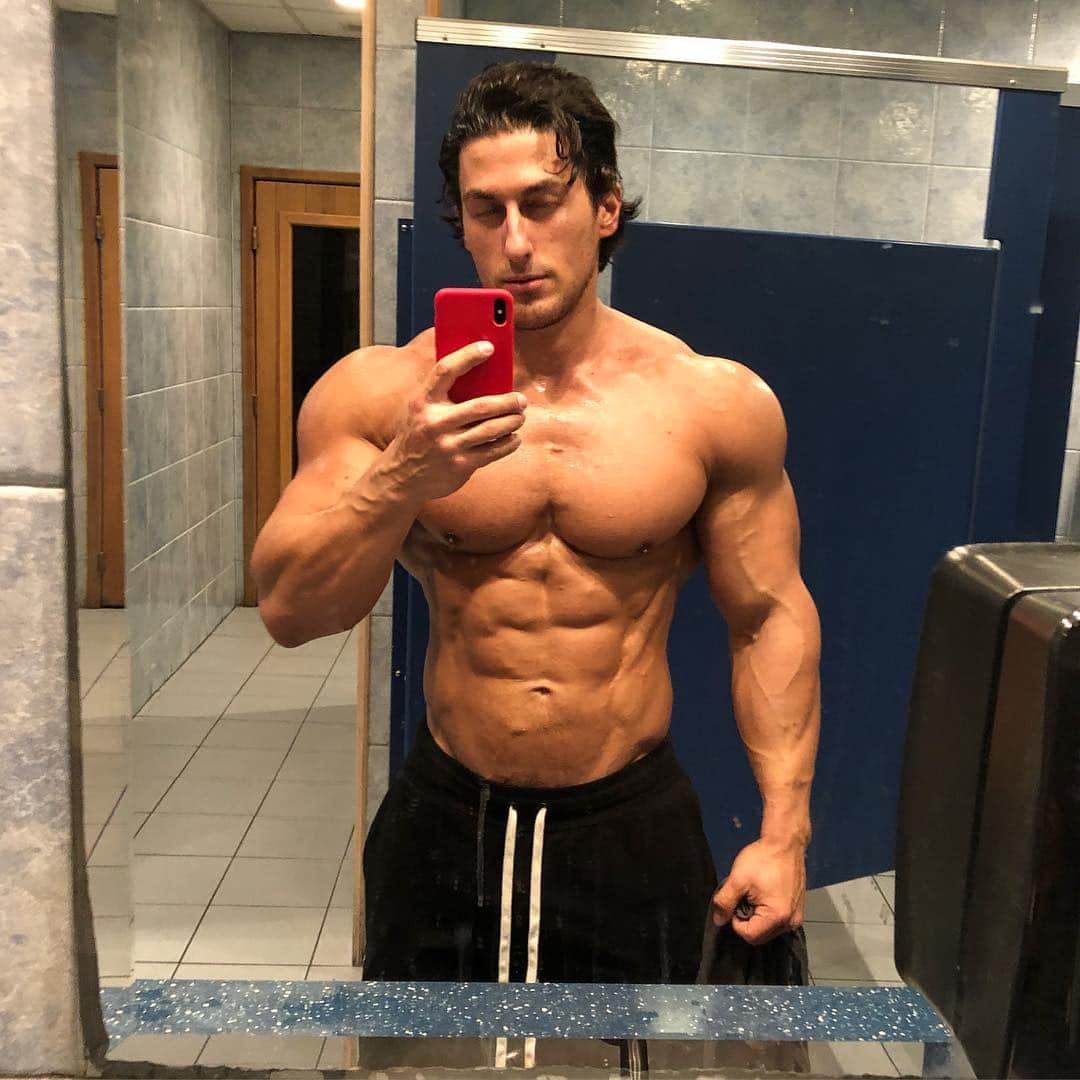 サディク・ハドゾビックさんのインスタグラム写真 - (サディク・ハドゾビックInstagram)「When you’re wanting to have some of the best workouts of your life, your mental outlook is what’s going to separate you from everyone else out there. You have to find it in yourself that every session is going to be the best session you’ve ever had. We will always have our own bad days here and there, but if you’re diligent with your time, have a detailed plan, you’ll improve week after week and end up at the top of your genetic potential. Don't make the same excuses of why you can't be where you want to. If you want to get the most out of your physique then let's get to work even if its the weekend.」3月30日 6時01分 - sadikhadzovic
