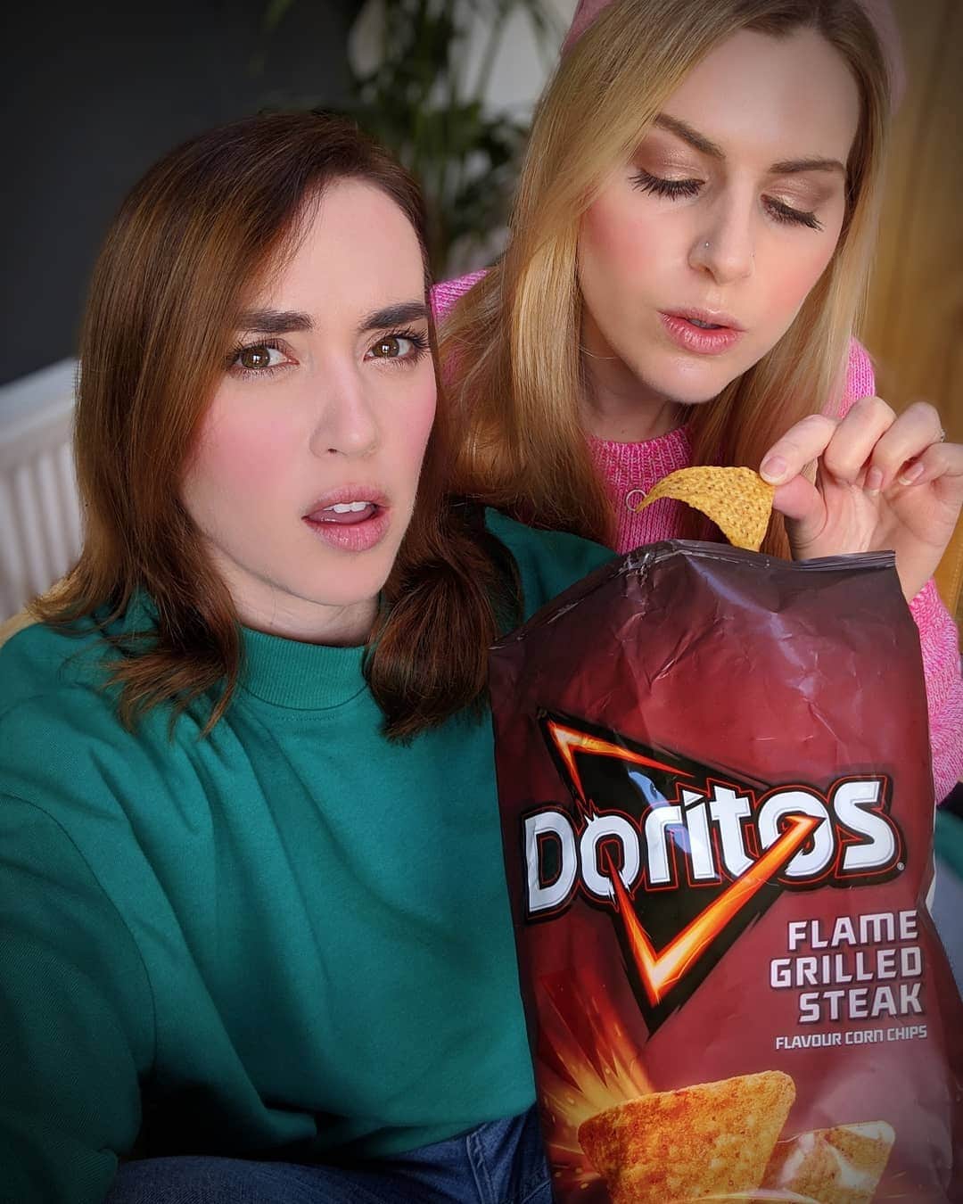 Rose Dixさんのインスタグラム写真 - (Rose DixInstagram)「When you have friends coming over but @doritosuk got you covered with their new #FlameGrilledSteak flavour! Calm down Rosie there’s plenty of crunchy hot deliciousness for everybody! #RaiseTheSteaks #Ad」3月30日 6時02分 - roseellendix