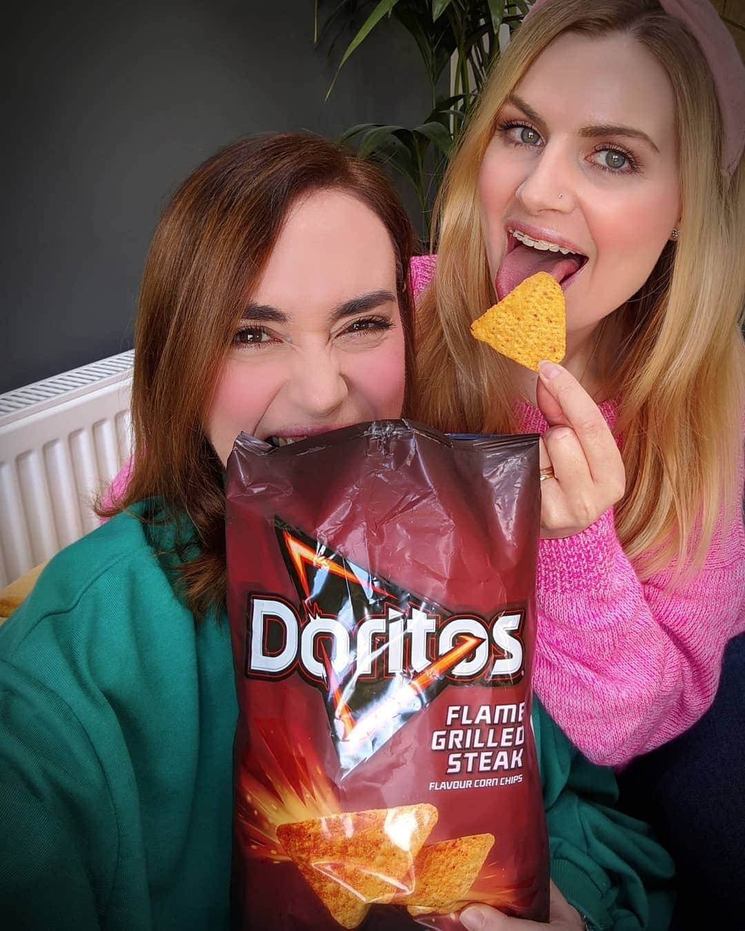 Rose Dixさんのインスタグラム写真 - (Rose DixInstagram)「When you have friends coming over but @doritosuk got you covered with their new #FlameGrilledSteak flavour! Calm down Rosie there’s plenty of crunchy hot deliciousness for everybody! #RaiseTheSteaks #Ad」3月30日 6時02分 - roseellendix