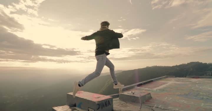 オースティン・ノースのインスタグラム：「Welp @shootla KILLED the edit on this one. Also I think I pulled a muscle jumping off the stairs.  @evanhara7 thx u for bringing the military drone out.」