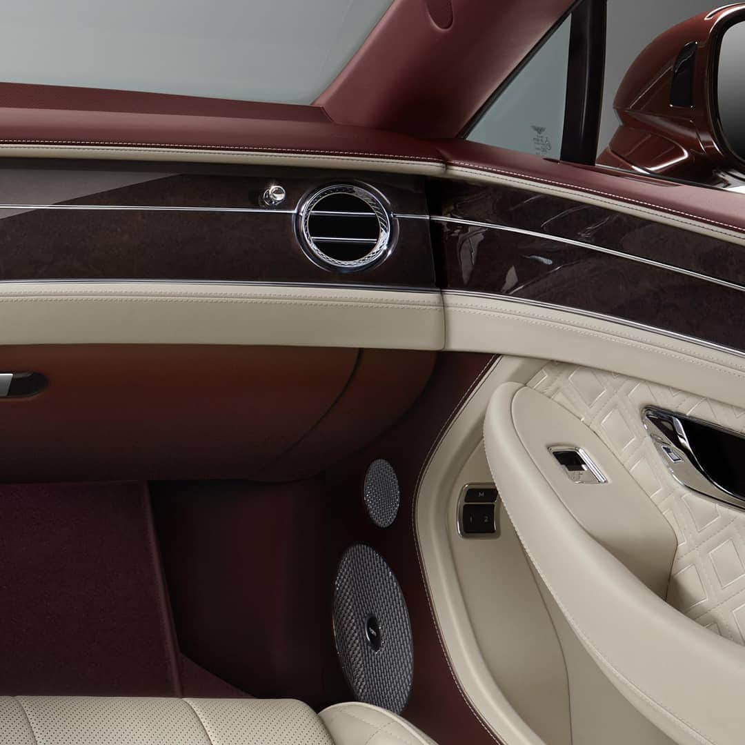 ベントレーさんのインスタグラム写真 - (ベントレーInstagram)「The interior of the new #ContinentalGTC. Main hide: Linen. Secondary hide: Cricket Ball. Veneer: Dark Stained Madrona. Configure the new Continental GT Convertible through link in bio.  Continental GT Convertible WLTP drive cycle: fuel consumption, mpg (l/100km) - Combined 20.2 (14.0). Combined CO2 – 317 g/km.」3月30日 6時03分 - bentleymotors