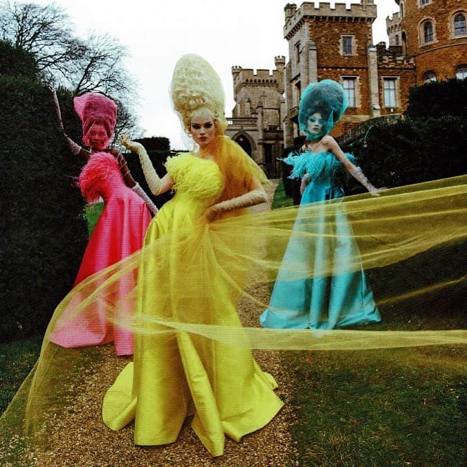 アレクシマビーユのインスタグラム：「Tatler colorfull Haute Couture story with my 3 dresses @tatlermagazine thanks to @sophiepera for this cool editorial @alexismabille shot by @louiebanksshoots #alexismabille #fluo #neon #acid #yellow #turquoise #hotpink #feathers #thanks #tatlermay2019 #tatler #hautecouturebyrequest」