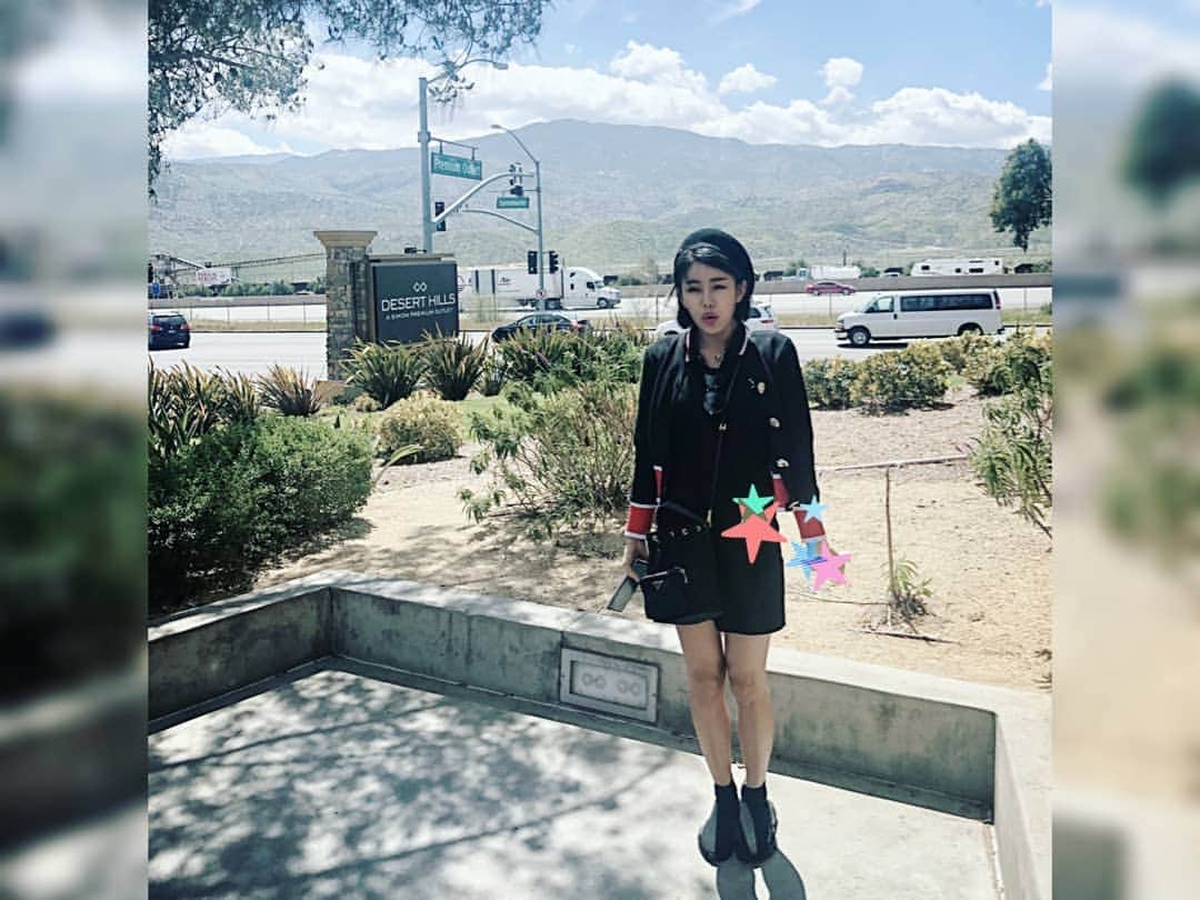 エナ さんのインスタグラム写真 - (エナ Instagram)「호롤롤로 아울렛~ 추웠지만 사진은찍어야지 #deserthill #outlet #jump #」3月30日 6時20分 - eunkyung.shin