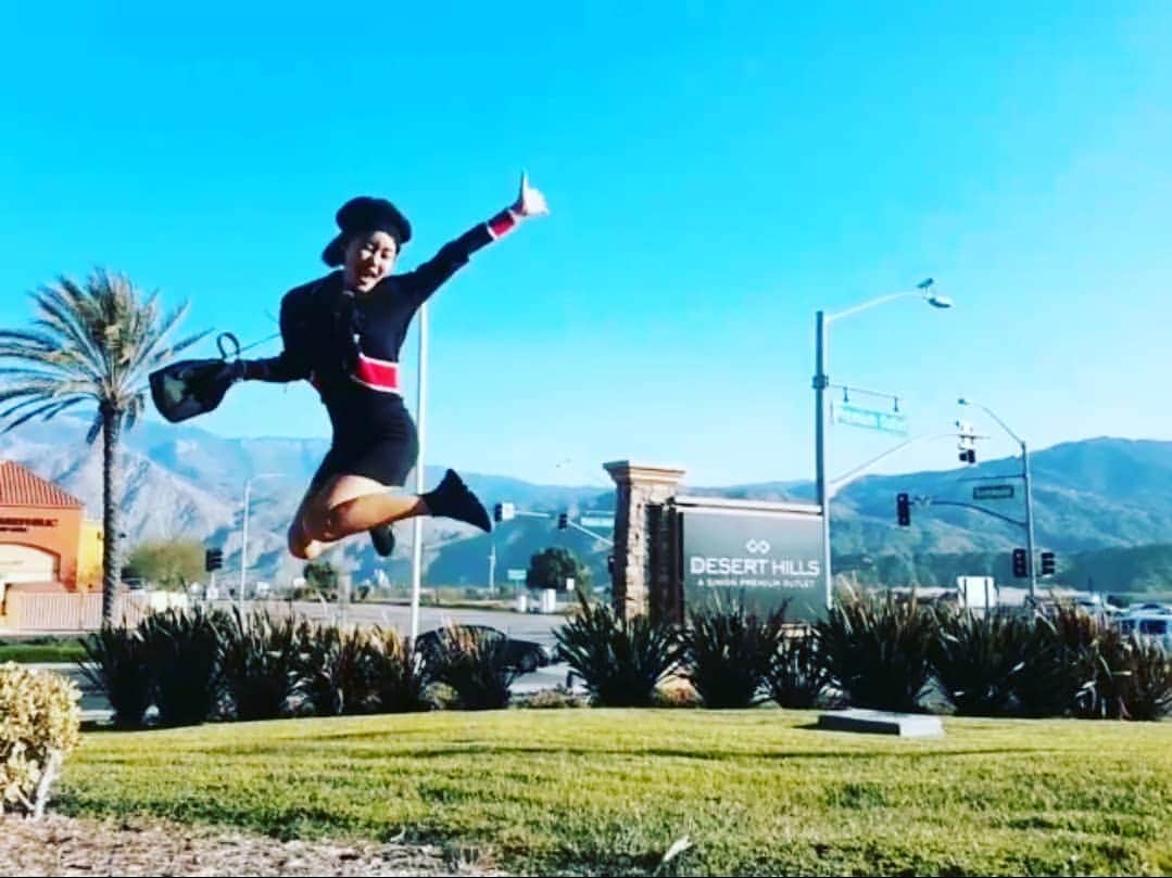 エナ さんのインスタグラム写真 - (エナ Instagram)「호롤롤로 아울렛~ 추웠지만 사진은찍어야지 #deserthill #outlet #jump #」3月30日 6時20分 - eunkyung.shin