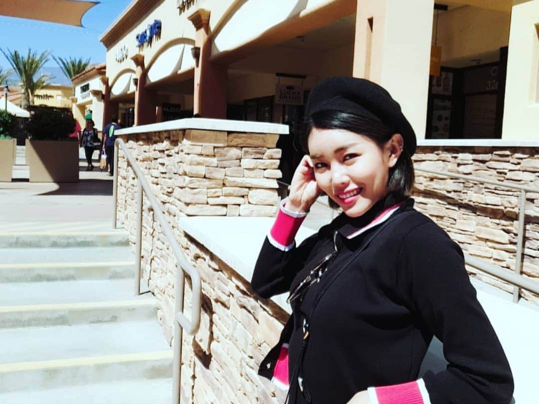 エナ さんのインスタグラム写真 - (エナ Instagram)「호롤롤로 아울렛~ 추웠지만 사진은찍어야지 #deserthill #outlet #jump #」3月30日 6時20分 - eunkyung.shin