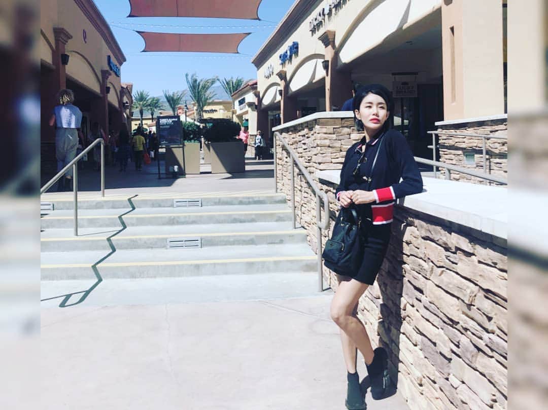 エナ さんのインスタグラム写真 - (エナ Instagram)「호롤롤로 아울렛~ 추웠지만 사진은찍어야지 #deserthill #outlet #jump #」3月30日 6時20分 - eunkyung.shin