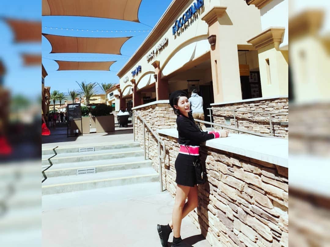 エナ さんのインスタグラム写真 - (エナ Instagram)「호롤롤로 아울렛~ 추웠지만 사진은찍어야지 #deserthill #outlet #jump #」3月30日 6時20分 - eunkyung.shin