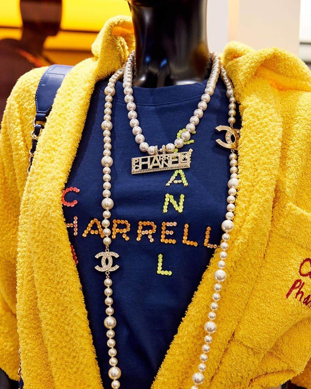 HYPEBEASTさんのインスタグラム写真 - (HYPEBEASTInstagram)「@hypebeaststyle: Our @hypebeastkr team got a closer look at the upcoming @pharrell x @chanelofficial collection during yesterday’s launch event in Seoul, Korea. Swipe for a look at some of the items releasing at Chanel stores on April 4. Photos: @hypebeastkr」3月30日 6時24分 - hypebeast