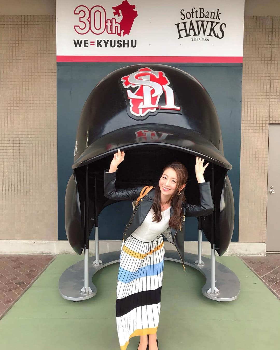 大寺かおりさんのインスタグラム写真 - (大寺かおりInstagram)「プロ野球が開幕⚾️ ヤフオクドームで2019年の開幕戦を観てきました！！ . ゆずのお二人のライブで幕開け😊 . そして松田選手の1500安打の記録達成を 楽しみにしていたところ、いきなり第一打席に メモリアルなホームランを放ち先制！ . 延長戦の末にソフトバンクが勝利しました！ . 開幕した喜びを全身で感じることができて 大満足の試合でした✨✨ . やっぱりホームで見る試合は 何倍も何十倍も楽しいです！！ . #プロ野球 #開幕戦 #ソフトバンクホークス #sbhawks #ゆず #栄光の架橋 #鳥肌立ちました #松田宣浩 選手 #1500安打 #野球好き #福岡 #fukuoka #ホームって最高 #勝利の花火」3月30日 6時29分 - kaori_ootera