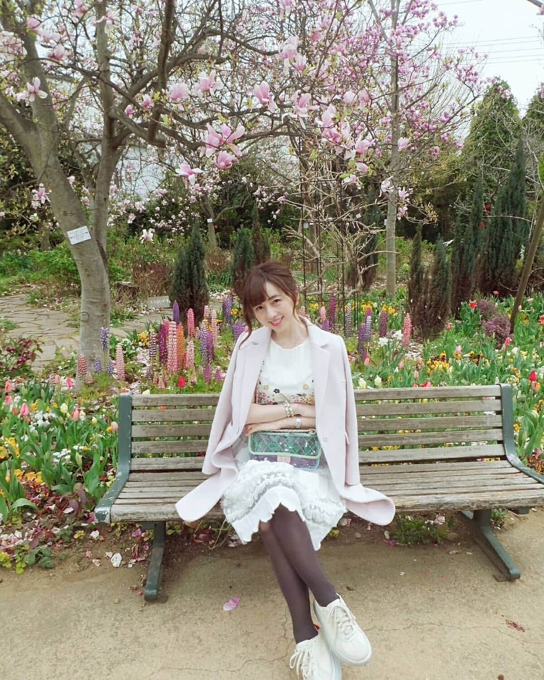 早川愛さんのインスタグラム写真 - (早川愛Instagram)「おはよう♡ 趣味の一つであるお花畑めぐりをしてきたよ♡♡♡ マグノリアをみてきました♡♡♡ るんるん...♡♡♡ ・  でもとにかく寒すぎて凍りました... 急きょタイツをはいたけどダウンコートは売っていなく... パタパタとみて退散しました...笑 ・ ・ ・  #ワンピース ... @chestystyle_official  #コート ... @mischmasch_official  #スニーカー ... @onitsukatigerjp  #バッグ ... @chanelofficial ・ ・ ・  #お花畑 #お花畑巡り #お花見 #マグノリア #マグノリアガーデン #フローラルガーデン #アンジェ #garden #magnoliagardens」3月30日 6時33分 - megumegu_1006