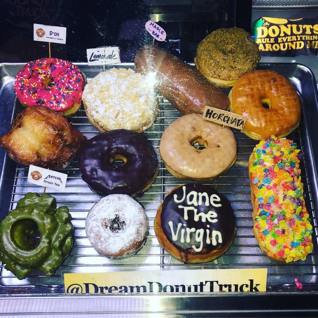 ブリジット・リーガンさんのインスタグラム写真 - (ブリジット・リーガンInstagram)「Thank you @DREAMdonutTruck for helping us thank our #JaneTheVirgin cast & crew (FAMILY) for 5 amazing seasons with the ultimate *on theme* sugar high! @CWJaneTheVirgin @thecw @yaritafrita #roisa 🍩🌹💯💀💕 (VIP donut shout outs to @carlodanterota @meganketch @elisabethrohm #tammycaplan who were such a big parts of telling Luisa & Rose’s story!)」3月30日 6時38分 - bridgetregan