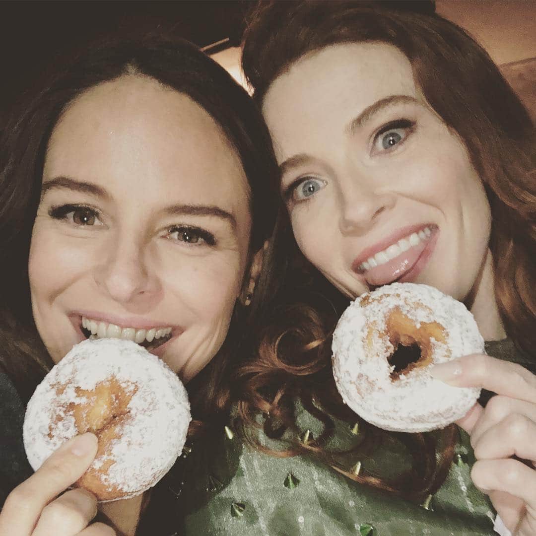 ブリジット・リーガンさんのインスタグラム写真 - (ブリジット・リーガンInstagram)「Thank you @DREAMdonutTruck for helping us thank our #JaneTheVirgin cast & crew (FAMILY) for 5 amazing seasons with the ultimate *on theme* sugar high! @CWJaneTheVirgin @thecw @yaritafrita #roisa 🍩🌹💯💀💕 (VIP donut shout outs to @carlodanterota @meganketch @elisabethrohm #tammycaplan who were such a big parts of telling Luisa & Rose’s story!)」3月30日 6時38分 - bridgetregan