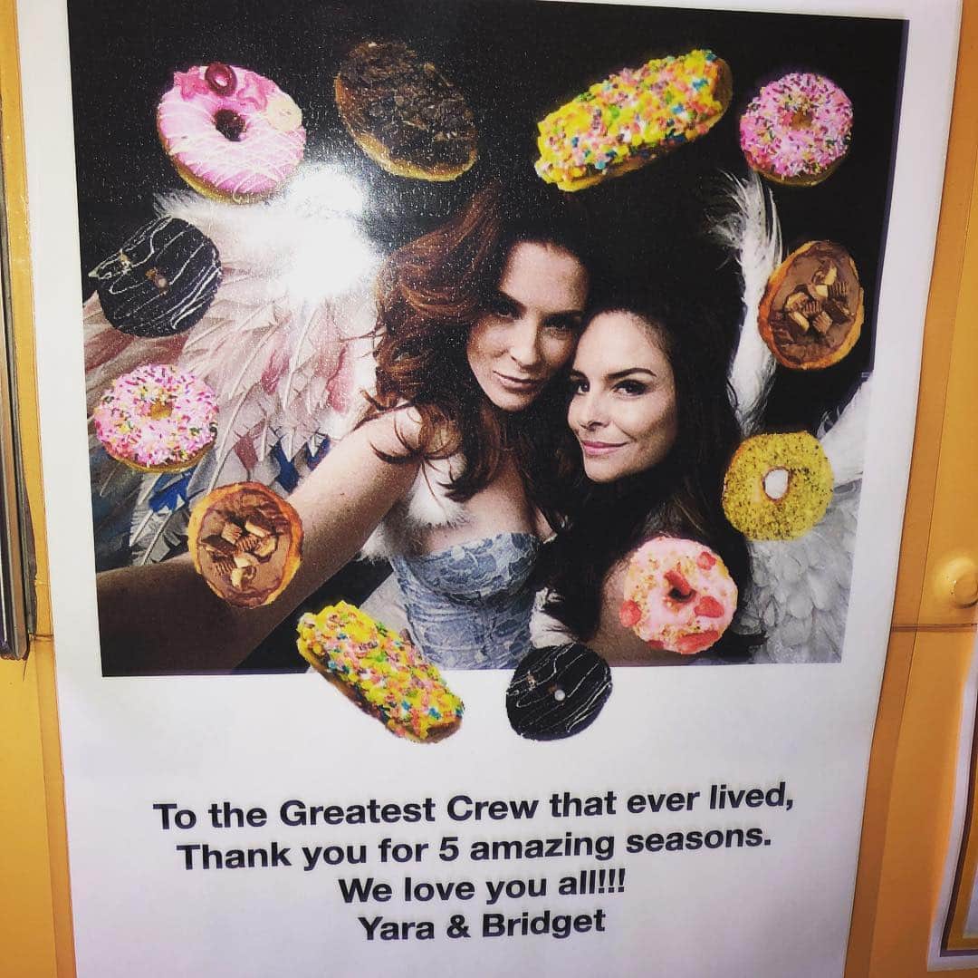 ブリジット・リーガンさんのインスタグラム写真 - (ブリジット・リーガンInstagram)「Thank you @DREAMdonutTruck for helping us thank our #JaneTheVirgin cast & crew (FAMILY) for 5 amazing seasons with the ultimate *on theme* sugar high! @CWJaneTheVirgin @thecw @yaritafrita #roisa 🍩🌹💯💀💕 (VIP donut shout outs to @carlodanterota @meganketch @elisabethrohm #tammycaplan who were such a big parts of telling Luisa & Rose’s story!)」3月30日 6時38分 - bridgetregan