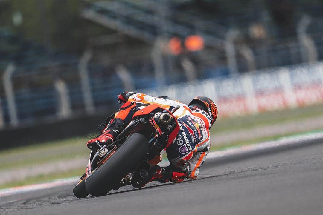 レプソル・ホンダさんのインスタグラム写真 - (レプソル・ホンダInstagram)「#ArgentinaGP Day 1 ✅ And what a day, 21 riders within 1 second! 🔥⏱🔥 ⠀⠀⠀⠀⠀⠀⠀⠀⠀ @marcmarquez93 🅿️8️⃣ #MM93🐜 ⠀⠀⠀⠀⠀⠀⠀⠀⠀ @jorgelorenzo99 🅿️2️⃣1️⃣ #JL99😈 ⠀⠀⠀⠀⠀⠀⠀⠀⠀ #25RepsolHonda #Repsol #MotoGP #Honda #Racing #RepsolHonda #HRC #RC213V #MM93 #JL99 #MarcMarquez #JorgeLorenzo #ThePowerOfDreams #Motorcycle #Argentina #Practice 🇦🇷 #TomorrowMore」3月30日 6時41分 - hrc_motogp