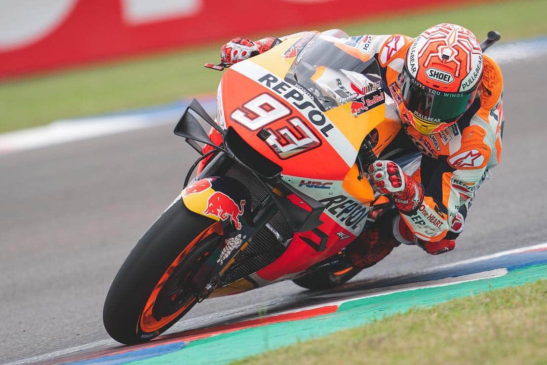 レプソル・ホンダのインスタグラム：「#ArgentinaGP Day 1 ✅ And what a day, 21 riders within 1 second! 🔥⏱🔥 ⠀⠀⠀⠀⠀⠀⠀⠀⠀ @marcmarquez93 🅿️8️⃣ #MM93🐜 ⠀⠀⠀⠀⠀⠀⠀⠀⠀ @jorgelorenzo99 🅿️2️⃣1️⃣ #JL99😈 ⠀⠀⠀⠀⠀⠀⠀⠀⠀ #25RepsolHonda #Repsol #MotoGP #Honda #Racing #RepsolHonda #HRC #RC213V #MM93 #JL99 #MarcMarquez #JorgeLorenzo #ThePowerOfDreams #Motorcycle #Argentina #Practice 🇦🇷 #TomorrowMore」