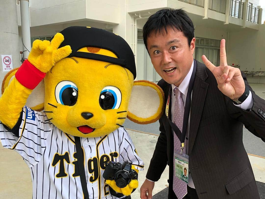 本野大輔さんのインスタグラム写真 - (本野大輔Instagram)「プロ野球開幕！ 阪神VSヤクルト  開幕戦は読売テレビの中継。 私はベンチリポートと、矢野監督の勝利インタビューを担当しました。  延長での劇的な幕切れ。サヨナラ勝利。 矢野監督の初勝利のインタビューを担当できて光栄です。  木浪、近本のルーキー二人が開幕スタメン。 ベテランと若手の融合。 矢野監督の目指す【ファンを喜ばせる野球】が楽しみなシーズンです。  開幕という事で、京セラドーム大阪には沢山の花が届けられていました。 当日の写真はこれしかなかったので、キャンプの時にキー太と撮った写真を記念に。  #阪神タイガース #阪神 #タイガース #開幕 #サヨナラ #矢野燿大 監督#インタビュー #中継 #野球 #本野大輔 #キー太 #お祝い」3月30日 6時57分 - daisuke.motono_ytv