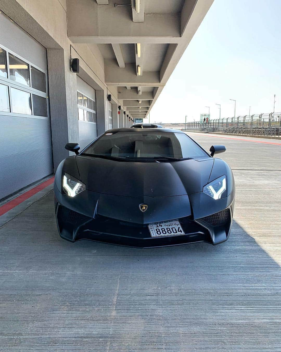 CarsWithoutLimitsさんのインスタグラム写真 - (CarsWithoutLimitsInstagram)「@thedarkestride’s LP750 SV. #TheDarkKnight & his buddy’s GT2RS #carswithoutlimits #toronto #lp750」3月30日 6時50分 - carswithoutlimits