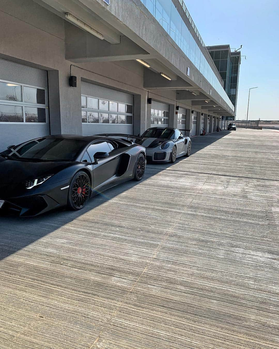 CarsWithoutLimitsさんのインスタグラム写真 - (CarsWithoutLimitsInstagram)「@thedarkestride’s LP750 SV. #TheDarkKnight & his buddy’s GT2RS #carswithoutlimits #toronto #lp750」3月30日 6時50分 - carswithoutlimits