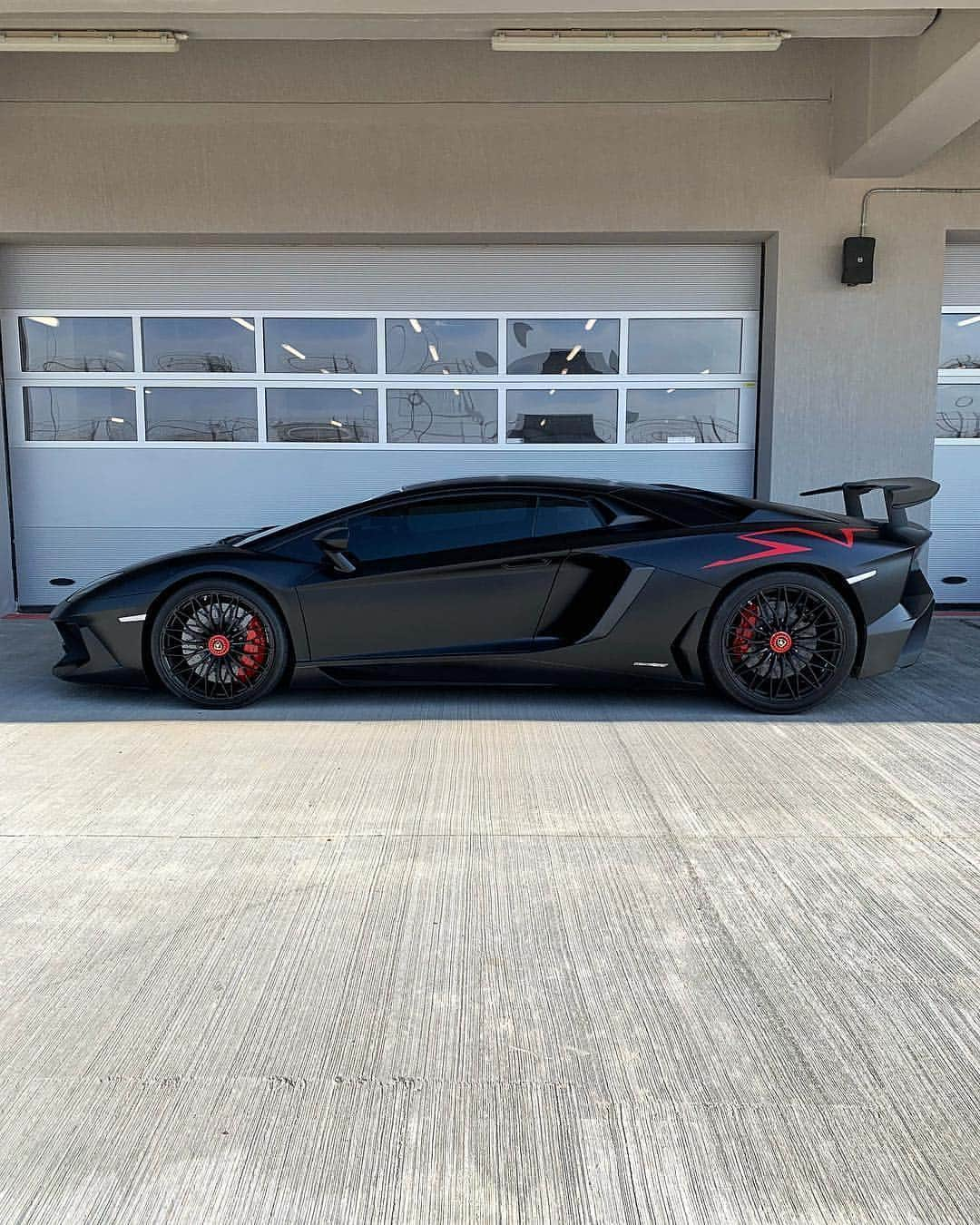 CarsWithoutLimitsさんのインスタグラム写真 - (CarsWithoutLimitsInstagram)「@thedarkestride’s LP750 SV. #TheDarkKnight & his buddy’s GT2RS #carswithoutlimits #toronto #lp750」3月30日 6時50分 - carswithoutlimits