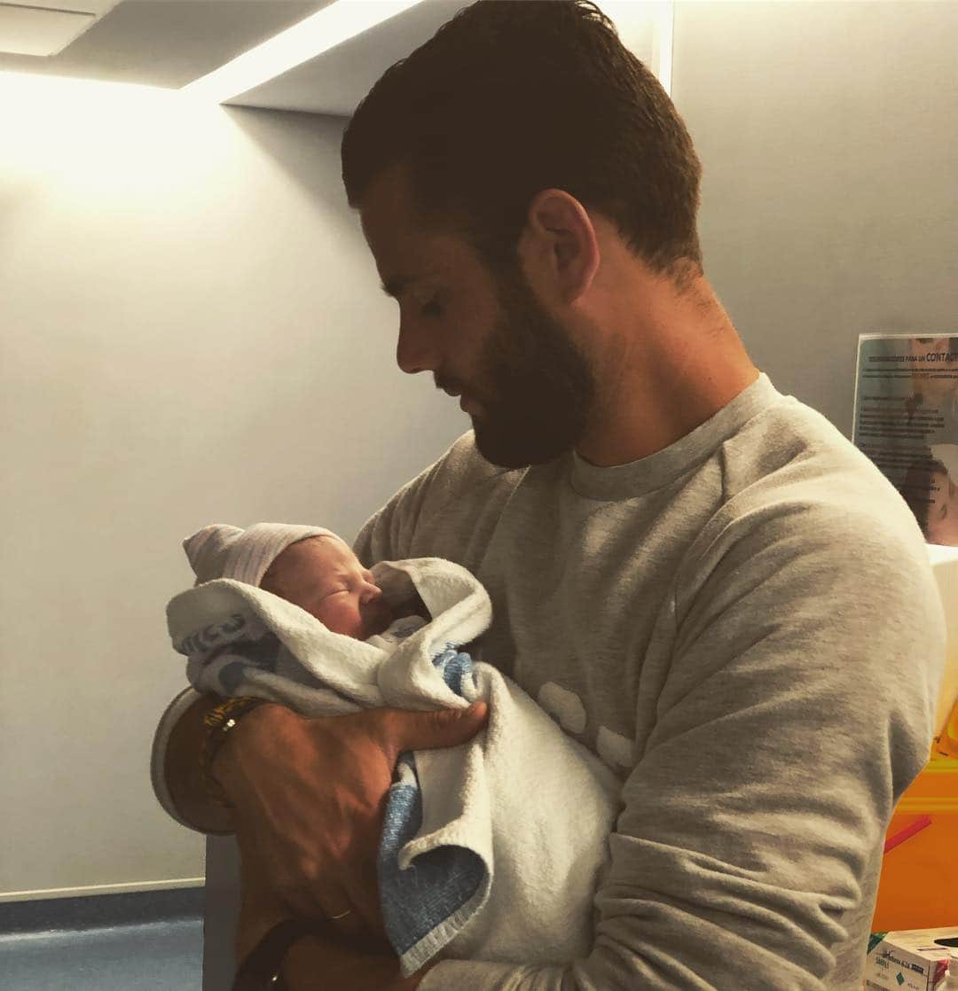 ホセ・イグナシオ・フェルナンデス・イグレシアスのインスタグラム：「Ya somos uno mas en la familia!!! Bienvenido Guille. La Mama y el bebé están perfectos.🧔🏻👩🏻👧🏻👦🏼👶🏼」