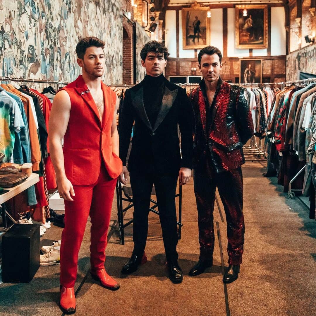 のインスタグラム：「They say "dress for the job you want," which is why we’ve started wearing sleeveless suit jackets to work.」