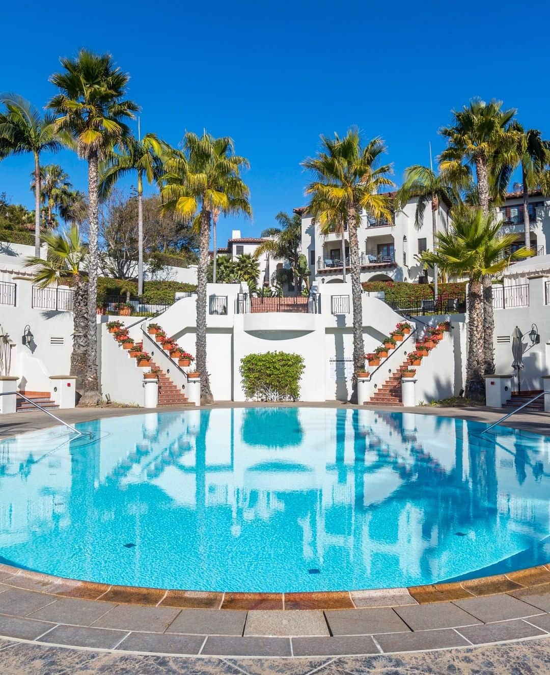 リッツ・カールトンさんのインスタグラム写真 - (リッツ・カールトンInstagram)「Relaxation and serenity come full circle under clear skies at The Ritz-Carlton Bacara, #SantaBarbara. #California #WestCoast #CA #Cali #SoCal #pool #poolside #blueskies #sunshine #palmtrees #swimmingpool #relaxing #serenity #clearskies #travel #travelgram #Instatravel #traveldiaries」3月30日 7時00分 - ritzcarlton