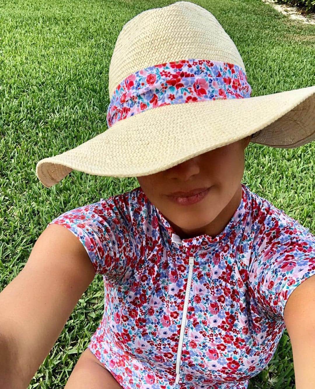 のインスタグラム：「Friday florals! @shoshannagruss wearing the @hatattackny X @shopshoshanna vacation collection. Shop now on #shoshannadotcom! #shoshanna #hatattackxshoshanna #vacation」