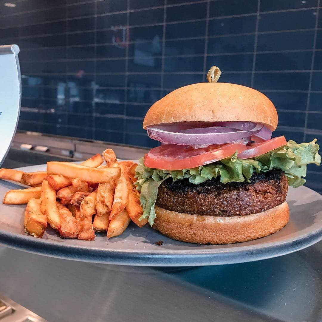 クリーブランド・インディアンスさんのインスタグラム写真 - (クリーブランド・インディアンスInstagram)「Put all of this food in your mouth at Progressive Field this season. 🤤」3月30日 7時02分 - cleguardians