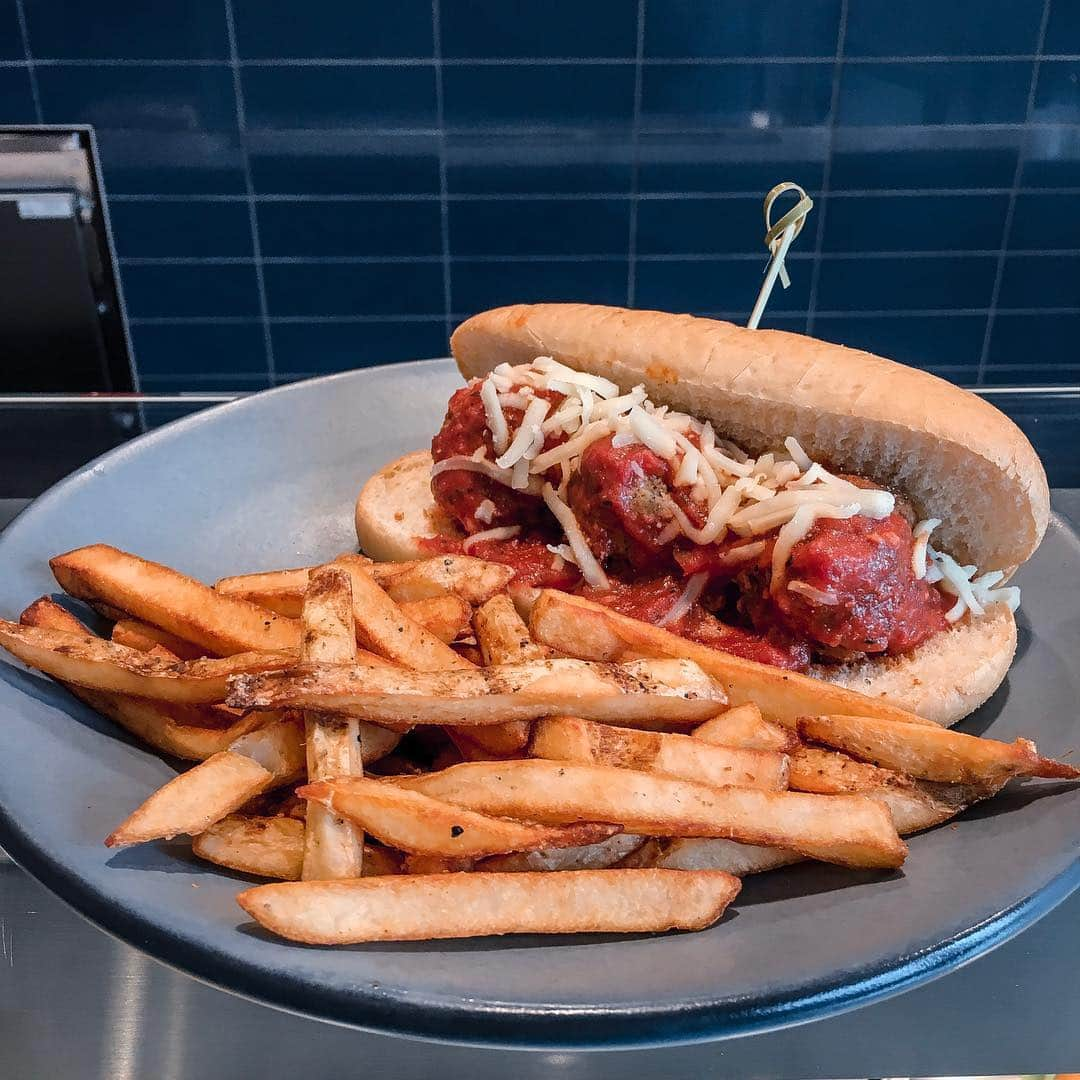 クリーブランド・インディアンスさんのインスタグラム写真 - (クリーブランド・インディアンスInstagram)「Put all of this food in your mouth at Progressive Field this season. 🤤」3月30日 7時02分 - cleguardians