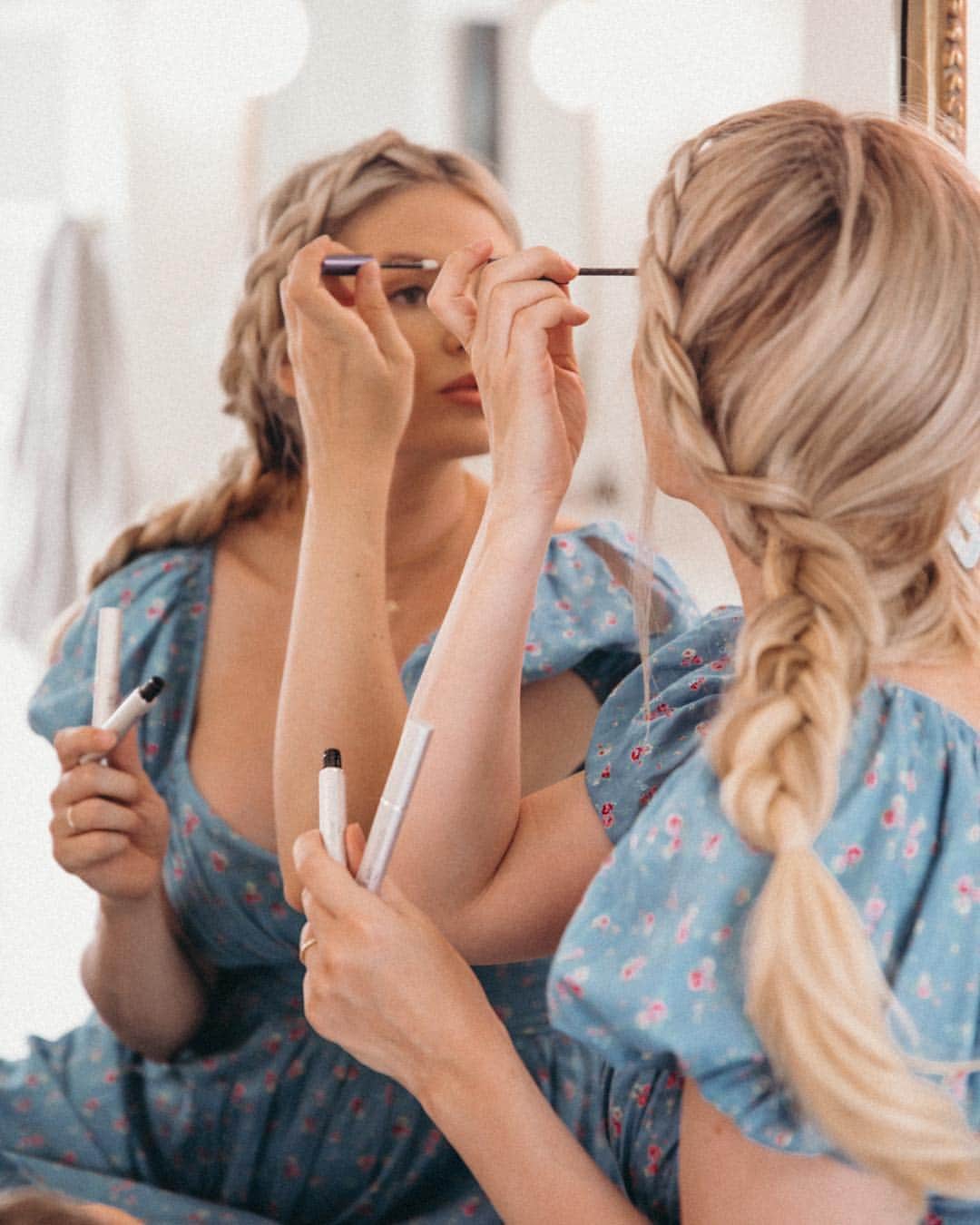 Amber Fillerup Clarkさんのインスタグラム写真 - (Amber Fillerup ClarkInstagram)「Anyone else over wax their eyebrows in the 90s? Whoops 🤦🏼‍♀️ I started using RevitaBrow Advanced last year and it has thankfully helped make my brows look so much better. Now, I can just use a brow mascara to define them! It has been a game changer. I also use the RevitaLash Advanced to keep my lashes healthy while doing lash extensions. I love lash extensions because they make life so easy as a busy mom but they are hard on my lashes so this helps keep them nice and healthy — so I can continue to get extensions haha. You only have to use it once a day and I like to use mine in the morning after I wash my face. @revitalashcosmetics #revitalash #ad」3月30日 7時09分 - amberfillerup