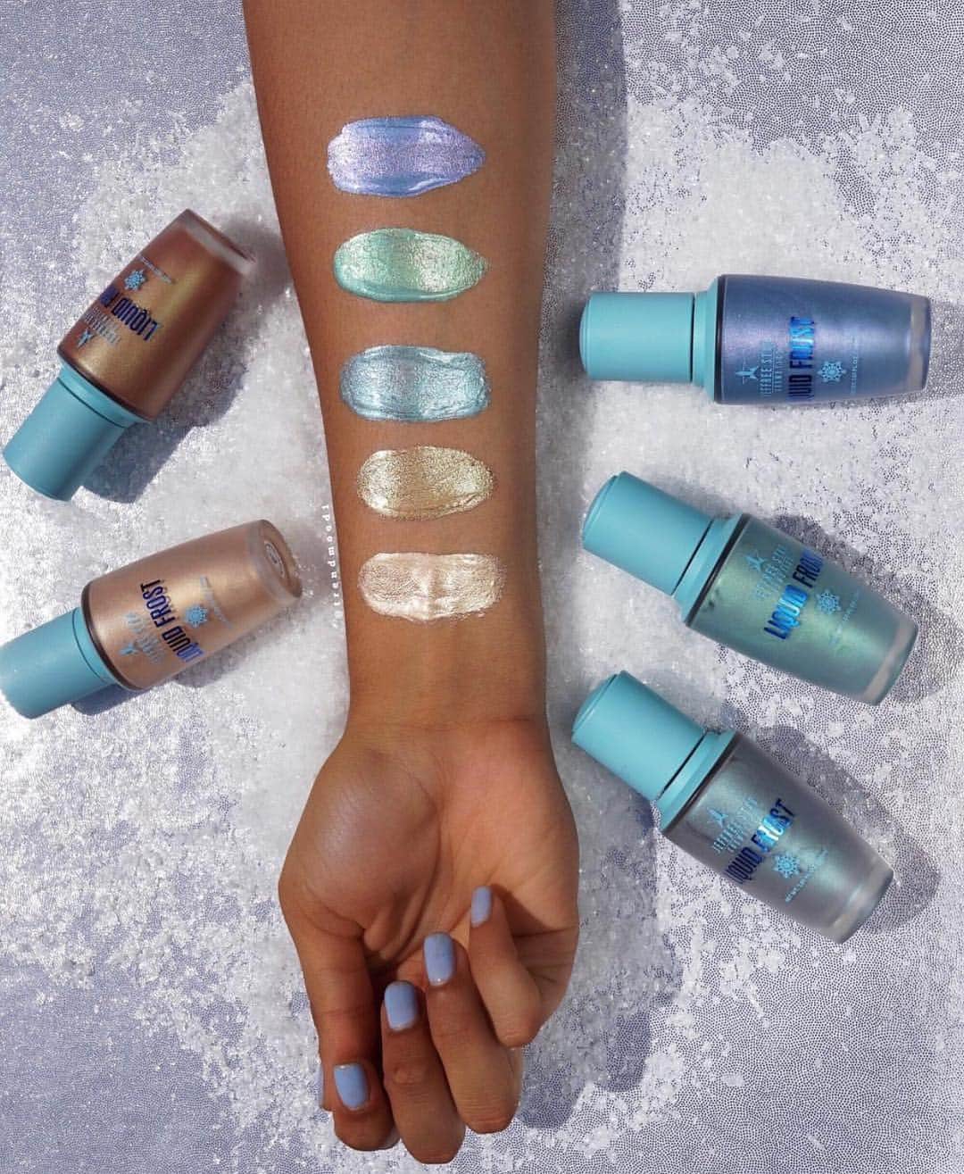Jeffree Star Cosmeticsさんのインスタグラム写真 - (Jeffree Star CosmeticsInstagram)「Dripping in blinding icy hues of golds and blues ❄️ Shop all 5 new limited edition #LiquidFrost’s! Link in our bio!  Swatches by: @trendmood1  #jeffreestarcosmetics #blueblood #bluebloodpalette」3月30日 7時10分 - jeffreestarcosmetics