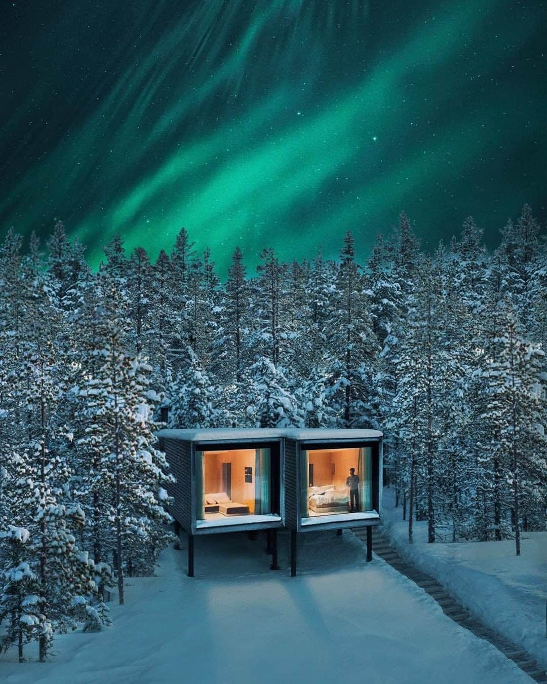 Travel + Leisureさんのインスタグラム写真 - (Travel + LeisureInstagram)「The glass-front cabins in Finland's Arctic TreeHouse Hotel allow guests to tuck into bed or their private saunas while waiting for the spectacular Aurora Borealis. Find out where to find more of nature's most striking landscapes at our link in bio. #tlpicks courtesy of @alexpreview」3月30日 7時12分 - travelandleisure