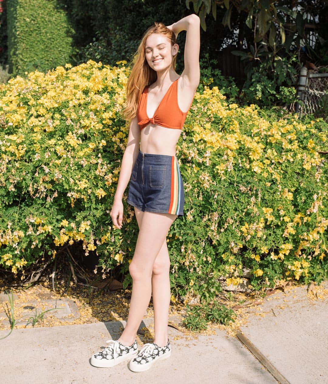 シービーズのインスタグラム：「Just in time for the super bloom 🌻Our daisy embroidery is perfect for soaking up the welcomed warm weather. Platforms or low-tops, there’s a version for everyone.」