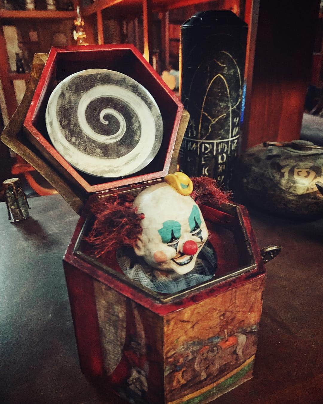 ジェームズ・ワンのインスタグラム：「Hanging out in the Haunted Artifact room and reacquainting with The Conjuring’s musicbox. Ahh memories. #AnnabelleComesHome」