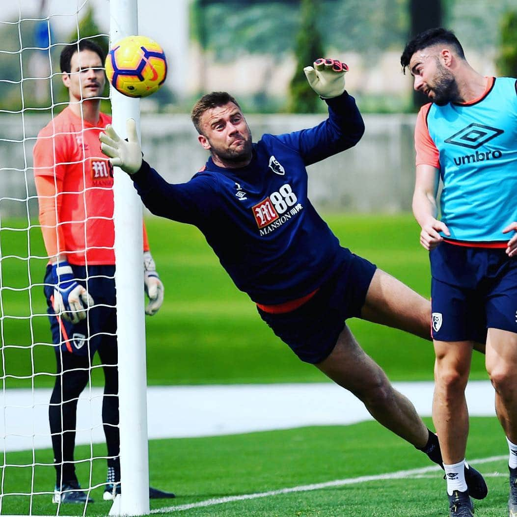 アルトゥール・ボルツさんのインスタグラム写真 - (アルトゥール・ボルツInstagram)「Getting ready for tomorrow💪🏼👊🏼. Premier League is back 😆... #leibou #premierleague #cherries🍒 #boruc」3月29日 22時30分 - arturboruc