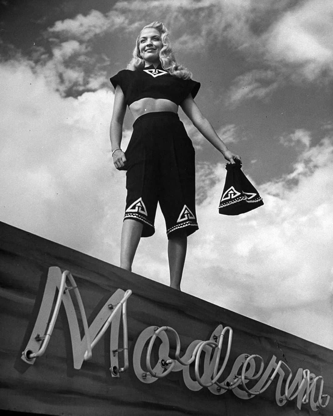 lifeさんのインスタグラム写真 - (lifeInstagram)「From the November 12, 1945 Fashion feature: "BONANZA FASHIONS—California designers help put on Nevada's first national style show." Pictured here is model Jean Trent on top of The Last Frontier Hotel modeling an outfit with a bar-triangle cattle brand printed on long-shorts and bag. According to LIFE, "The fashion show was a review of Western fashion motifs—desert-color-prints, lavishly embroidered riding shirts, Indian-fringed skirts, sleek playsuits and bare bathing suits." (Walter Sanders—The LIFE Picture Collection/Getty Images) #fashionfriday #westernfashion #vintagefashion」3月29日 22時24分 - life