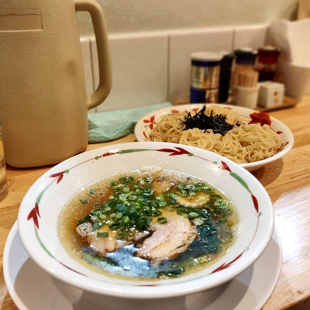 のインスタグラム：「＿＿＿＿＿＿＿＿＿＿＿＿＿＿＿＿＿ 🍜：塩つけそば+激辛明太子 🏠：らーめん天神下大喜(二長町) ￣￣￣￣￣￣￣￣￣￣￣￣￣￣￣￣￣ 【東京の夜空は明るい】 東京っていいな。 そう思えるのは心が落ち着くから。 心が落ち着くと思えるのは住み慣れた街だから。 育ってきた環境が左右する感情。 やっぱり日常で得る刺激が心地良い。 . 食べ慣れた麺に激辛明太子を添えるような。 . やっぱり東京(よりの千葉)がいいなって思えた夜」