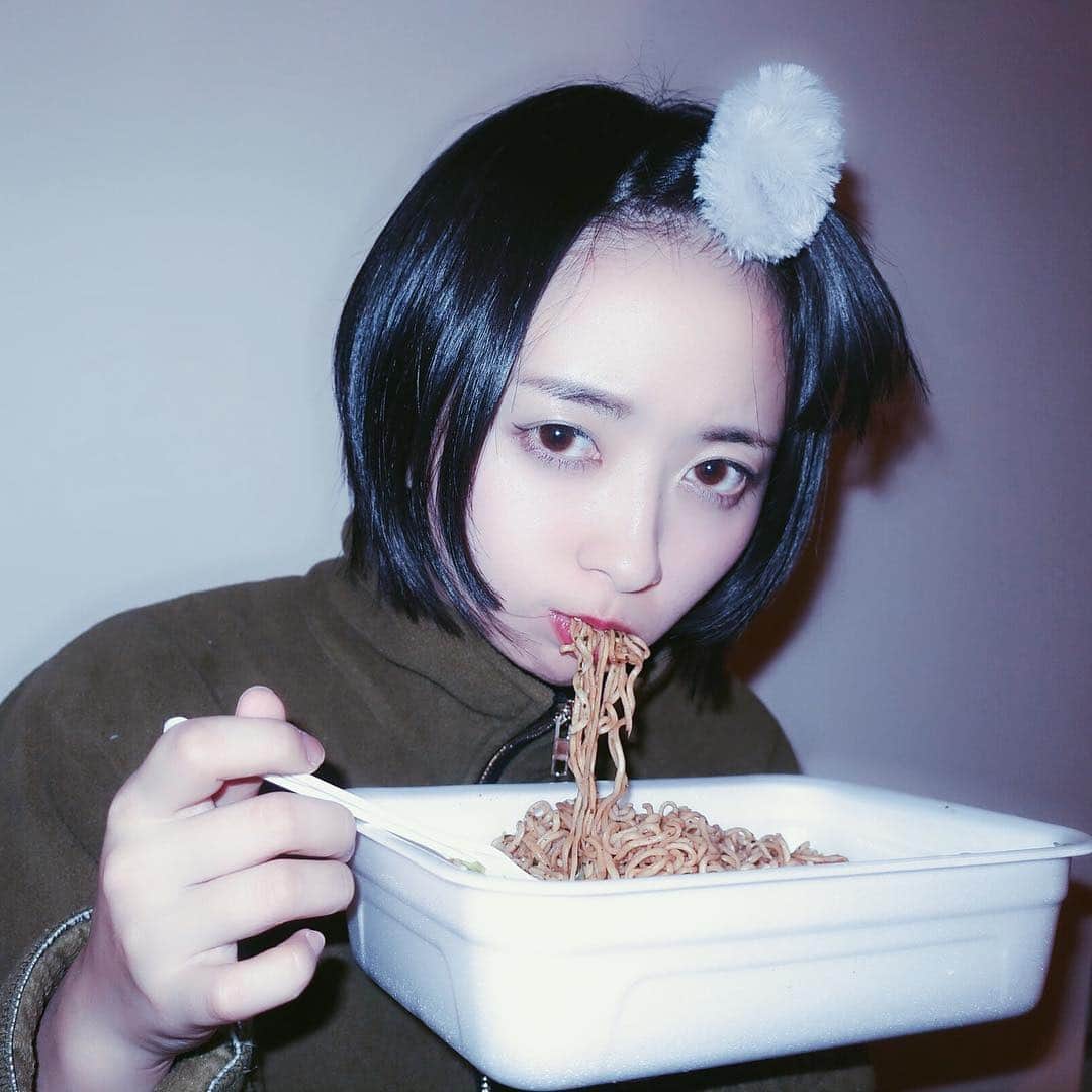 三嵜みさとさんのインスタグラム写真 - (三嵜みさとInstagram)「でこぱち披露やきそば #food #焼そば #miiramisato #木乃伊みさと」3月29日 22時26分 - miiramisato