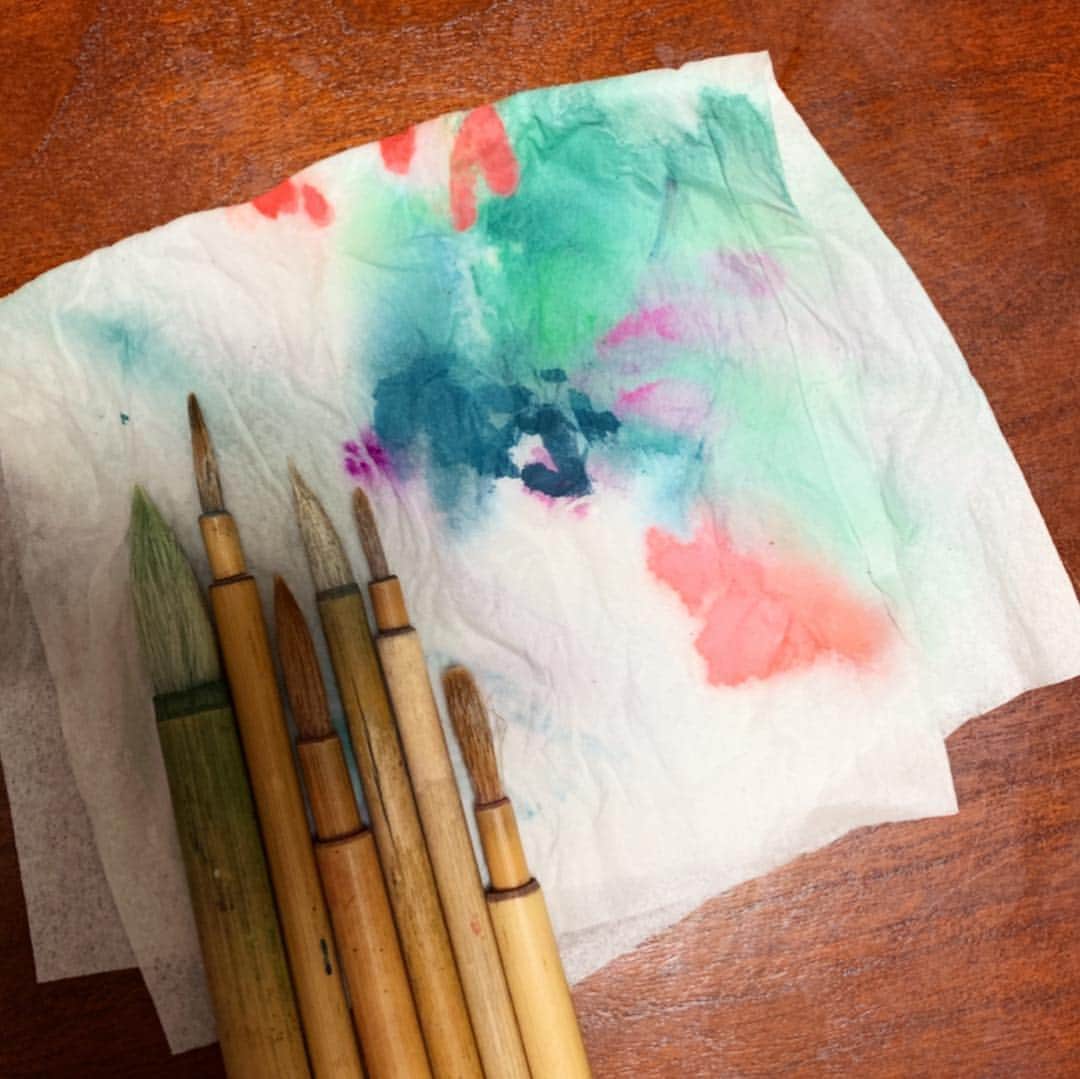 あだちなみさんのインスタグラム写真 - (あだちなみInstagram)「仕事机より🎨 なんか綺麗。 . . #仕事机 #筆を拭いた跡 #制作中 #来年の仕事 #くまのがっこう #watercolor 💣💣 #あだちなみ」3月29日 22時27分 - adachi_nami