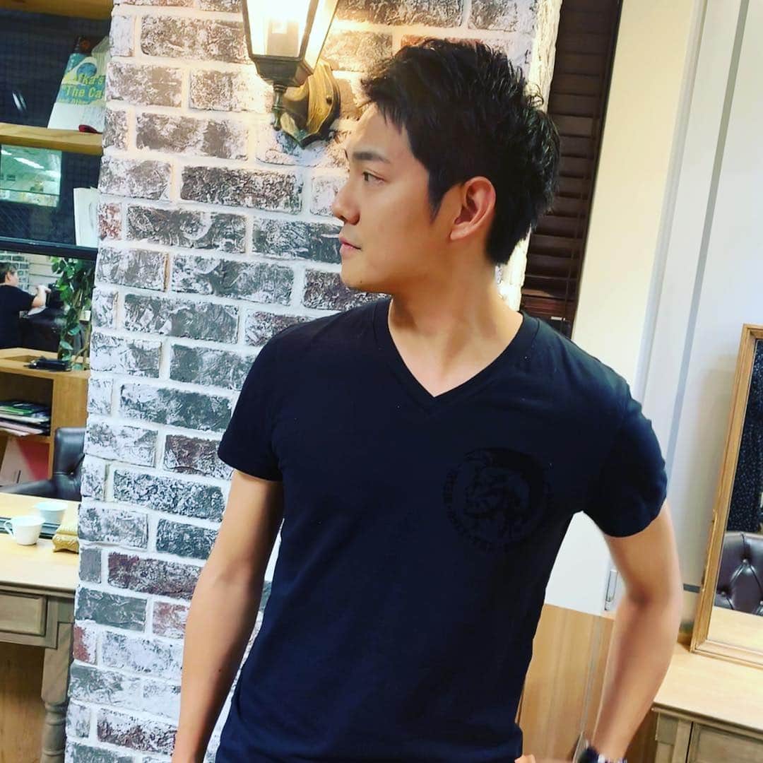 長田成哉のインスタグラム：「伸び伸び、ボサボサだったサイドを調整してもらったぜ。 脱、丸刈り。」
